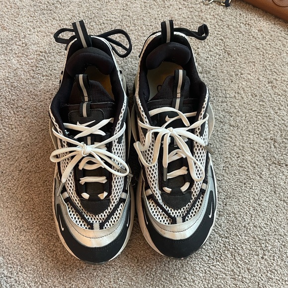 Nike Air Zoom Fire in black and white - Picture 2 of 5